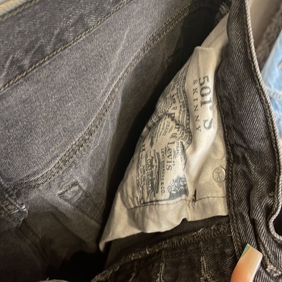 EUC black Levi’s 501 skinny jeans size 28 - Picture 4 of 6